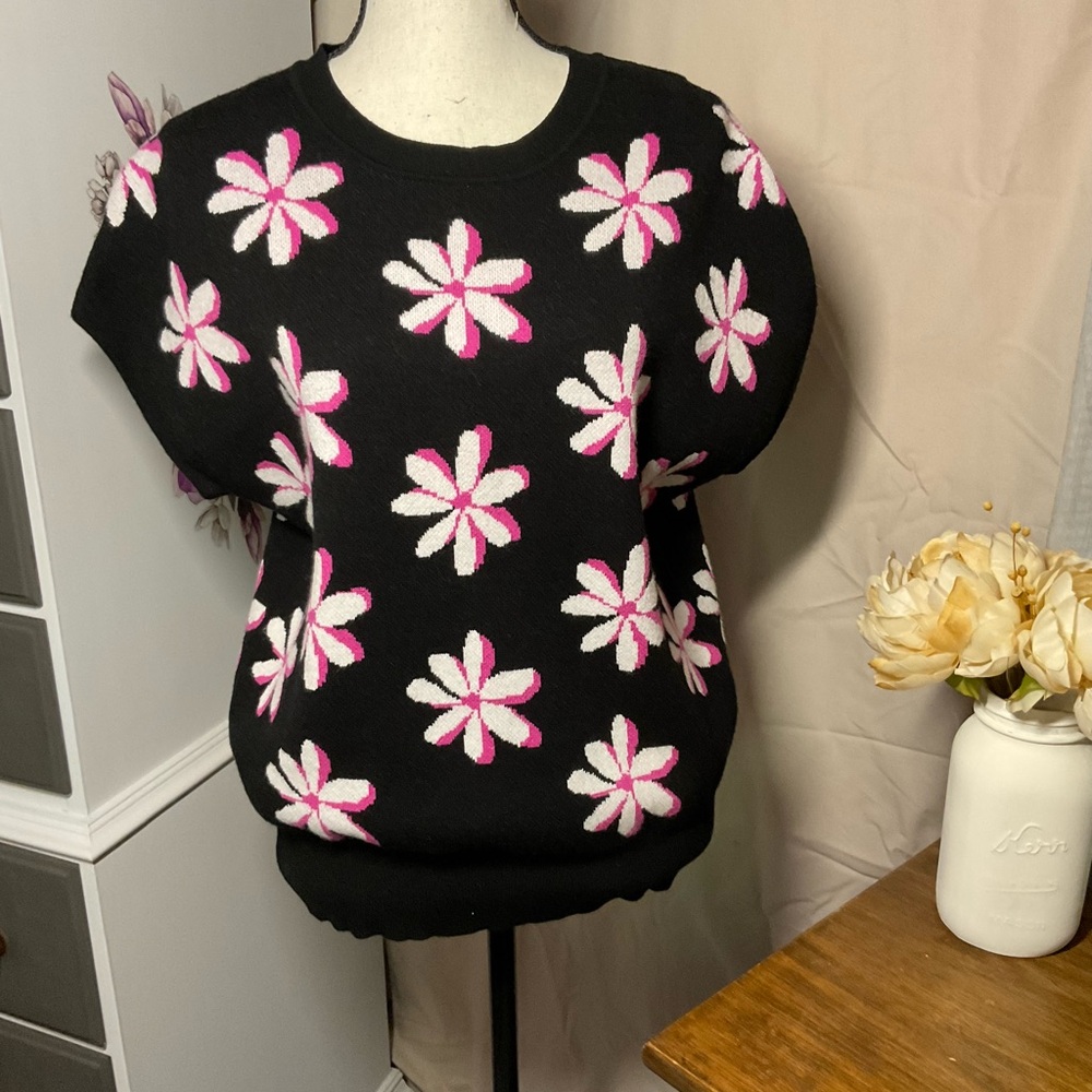 Ladies Medium Short Sleeve Floral Sweater